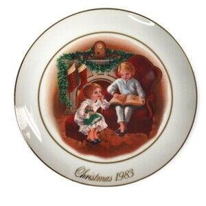 Avon Vintage 24k Gold Trim 3rd Edition 1983 Christmas Memories Collectable Plate
